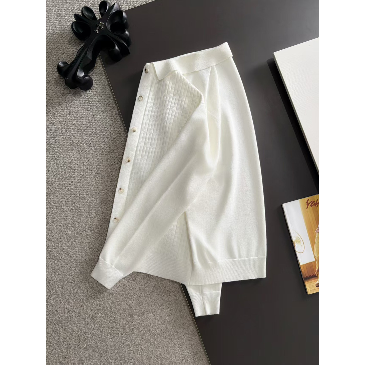 <p>Loro Piana 男士翻领针织外套(白)</p>