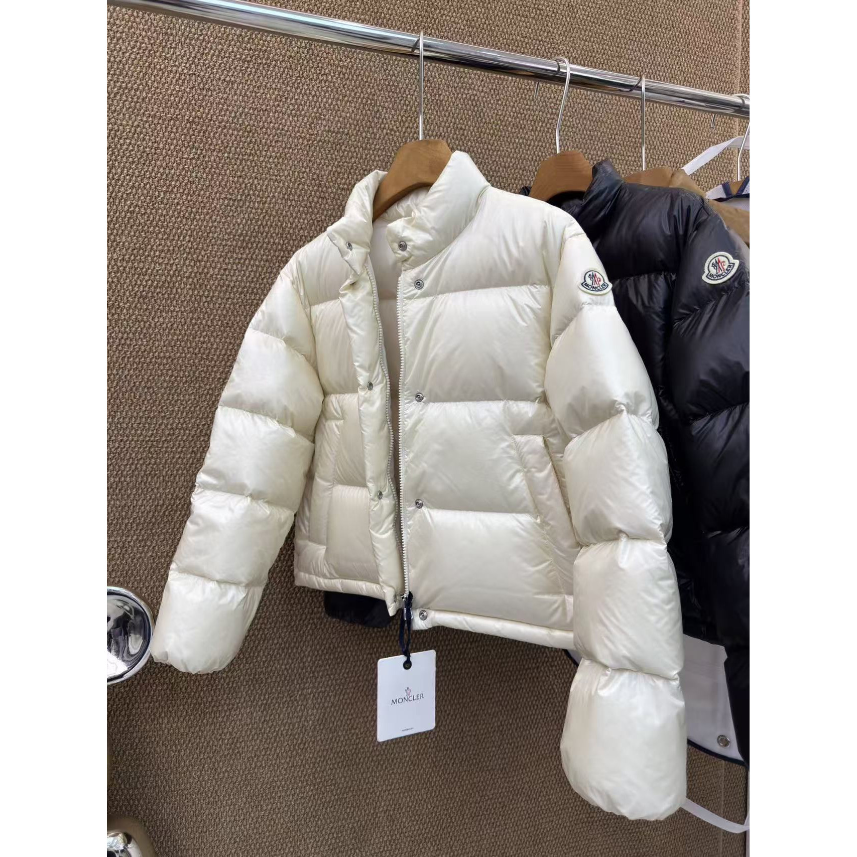 <p>Moncler Tepice女款短款小面包羽绒服(白色)</p>