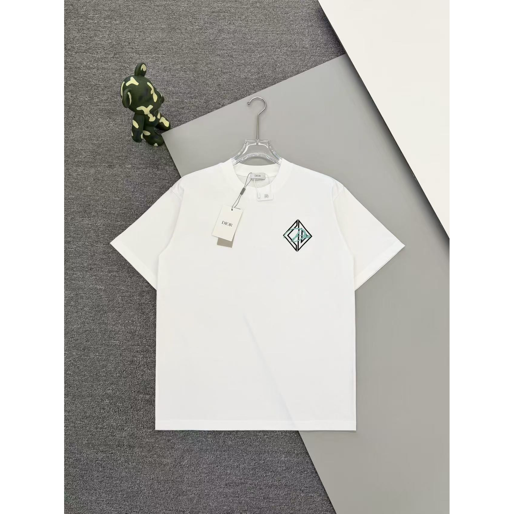 <p>DIOR&nbsp;logo短袖T恤(白)</p>