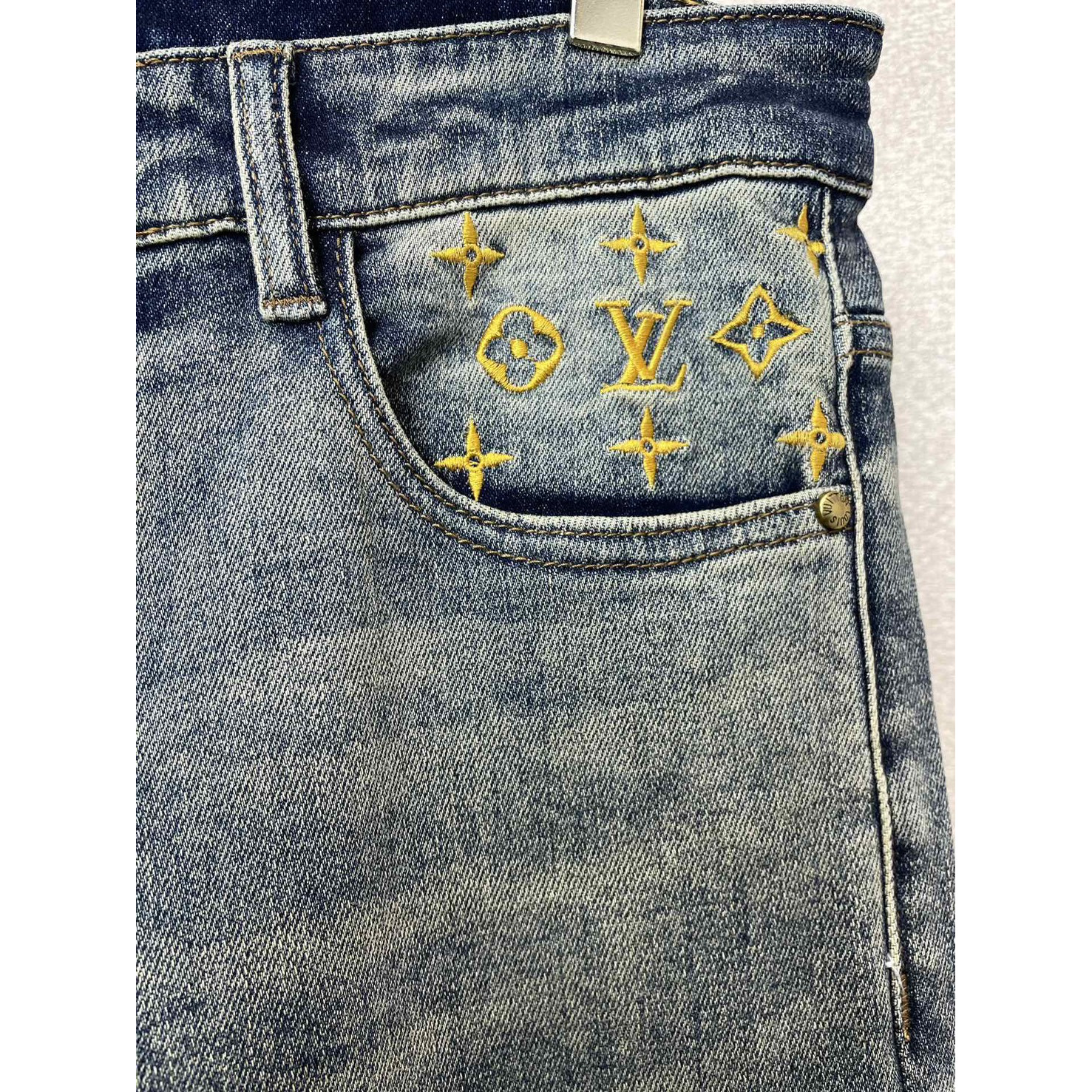 <p>LV&nbsp;休闲牛仔裤</p>