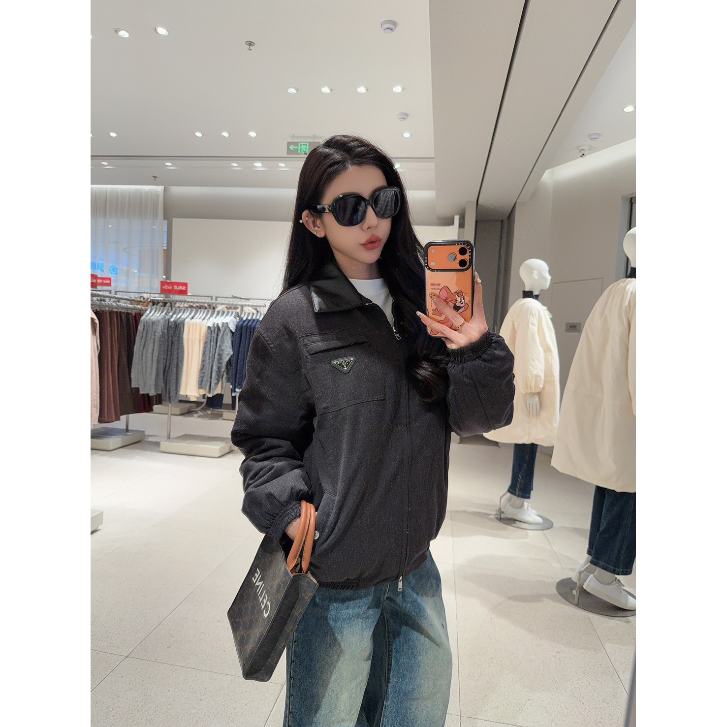 <p>PRADA 质领角标翻领外套(黑)</p>