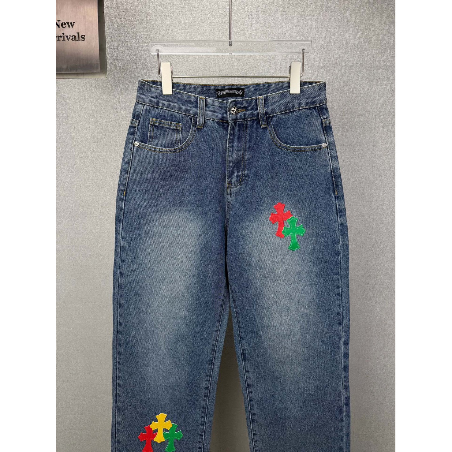<p>CHROME HEARTS 红黄绿十字架牛仔裤</p>