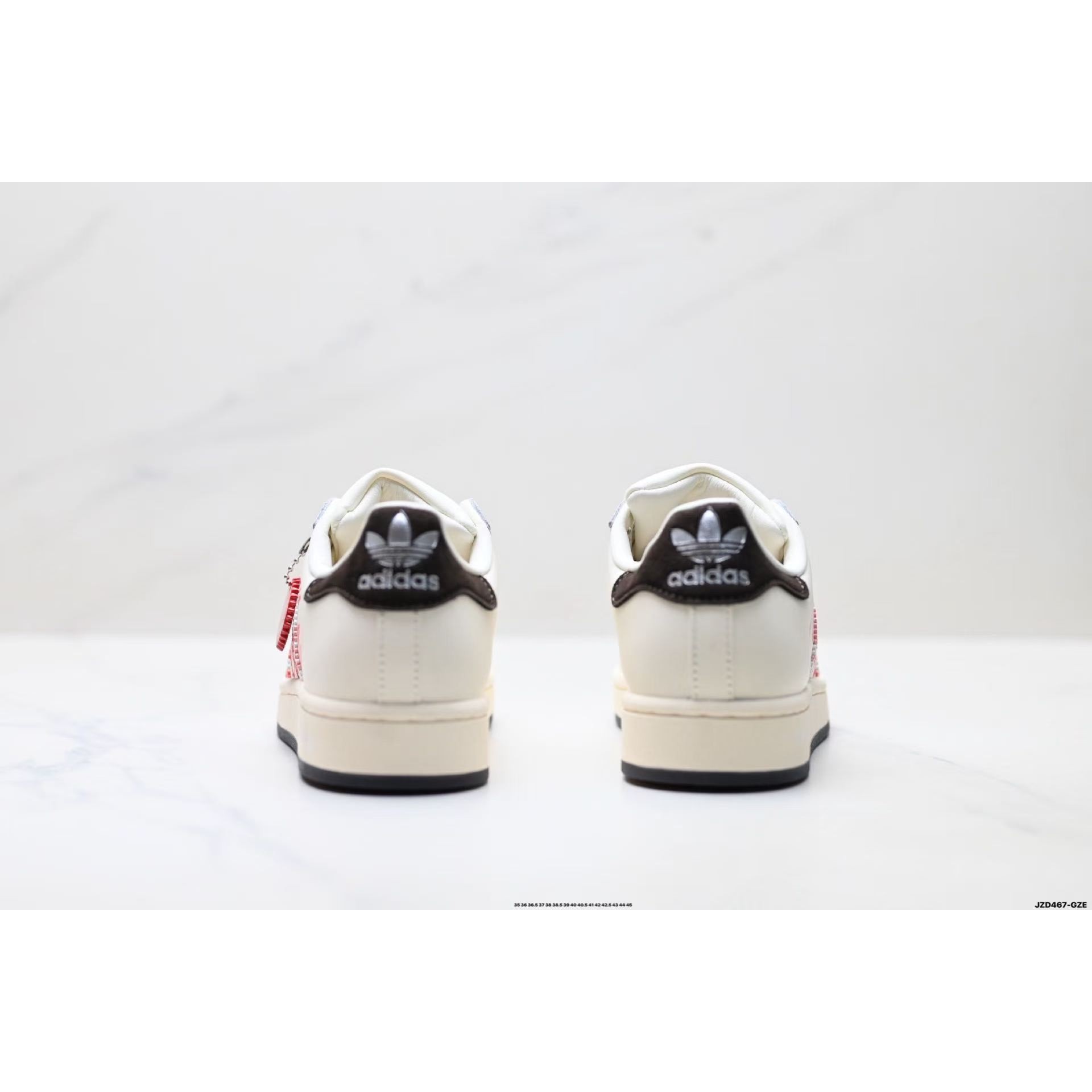 <p>Adidas Coca Cola X SUPERSTAR 休闲运动板鞋(白)</p>