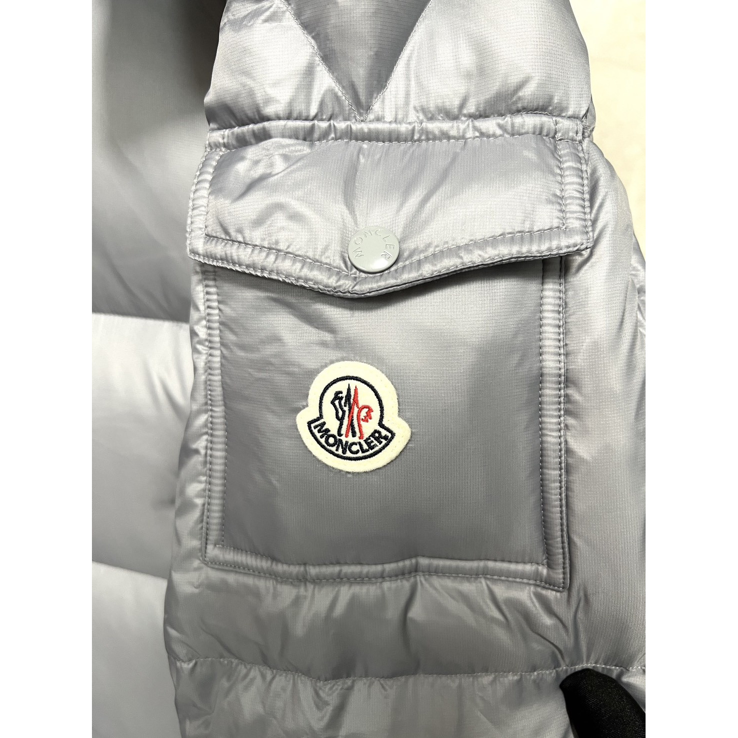 <p>Moncler 羽绒服 (銀)</p>