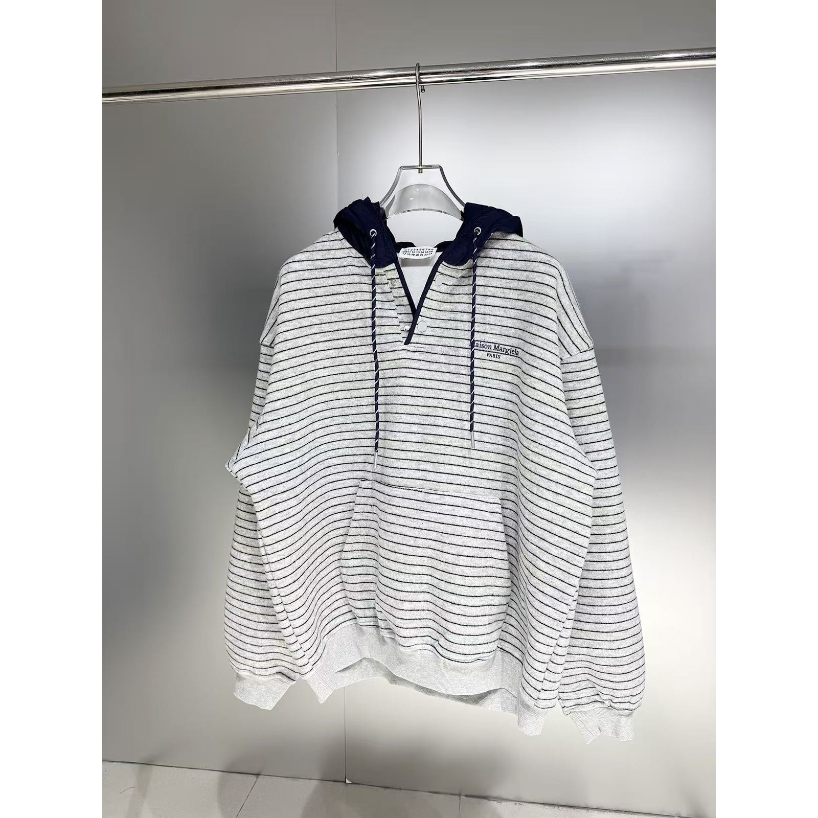 <p>Maison Margiela 撞色条纹加绒连帽卫衣(白)</p>