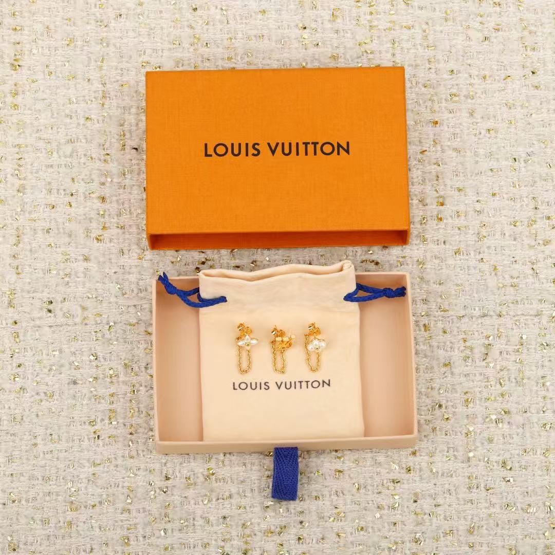 <p>LV&nbsp;小花链条三件套耳环</p>