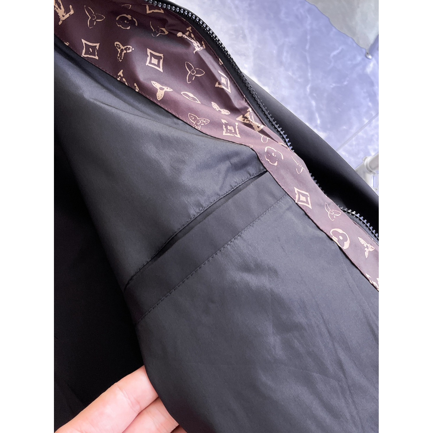 <p>LV 男士夹克外套(黑)</p>