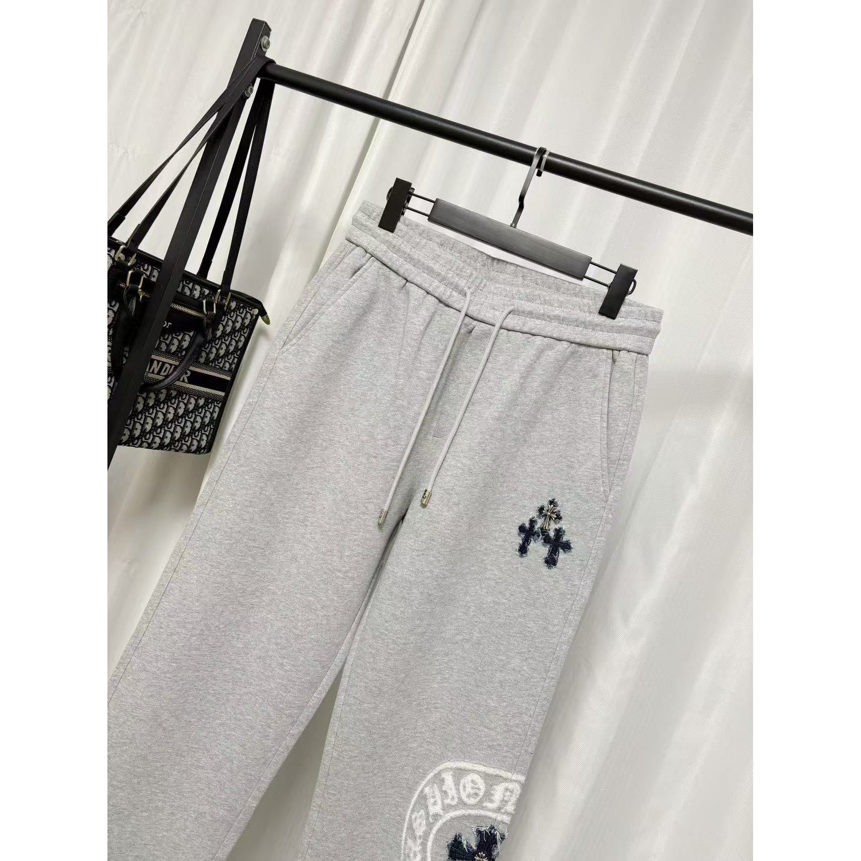 <p>Chrome Hearts 休闲长裤(灰)<br />
&nbsp;</p>