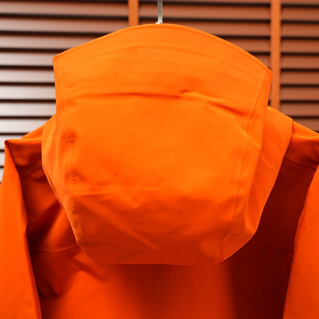 <p>ARC'TERYX &nbsp;BETA SV JACKET 增强防水防风连帽硬壳外套(橙色)&nbsp;</p>