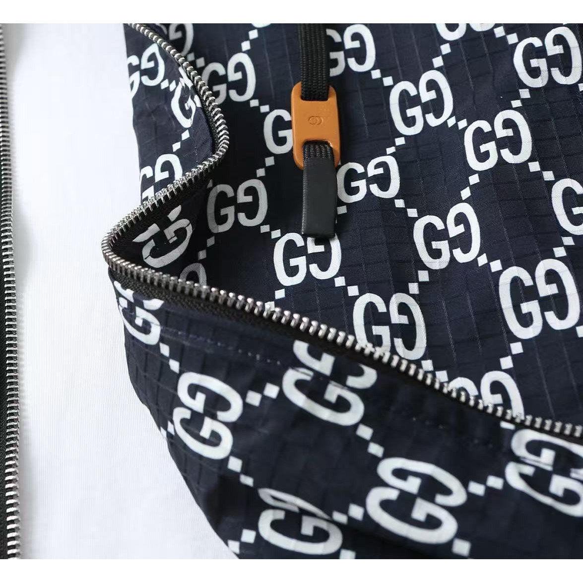 <p>GUCCI 男士夹克外套(藏青)<br />
&nbsp;</p>
