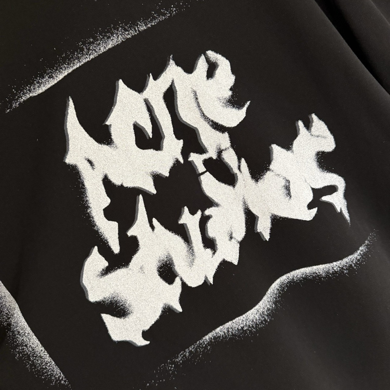 <p>ACNE&nbsp;长袖T恤(黑B15)</p>