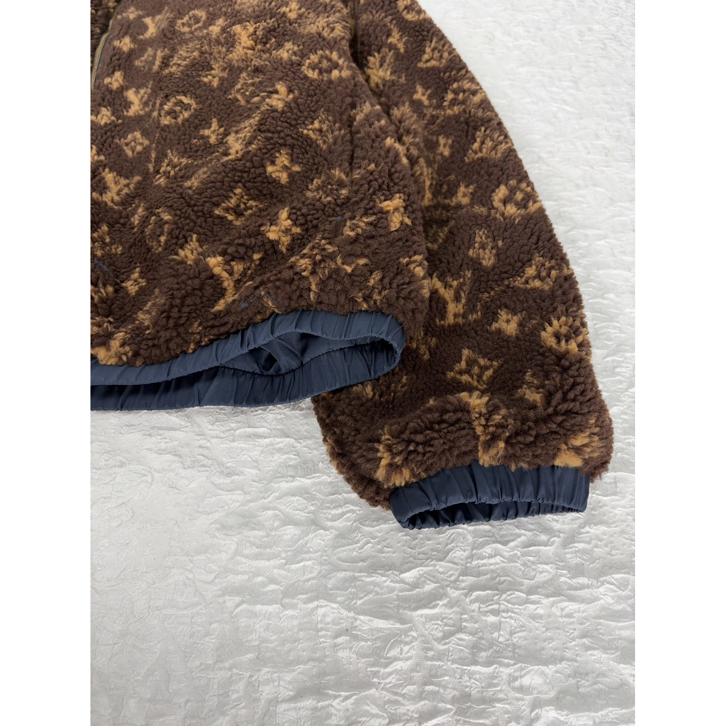 <p>LV&nbsp;Monogram双面穿老花字母羊羔绒外套</p>