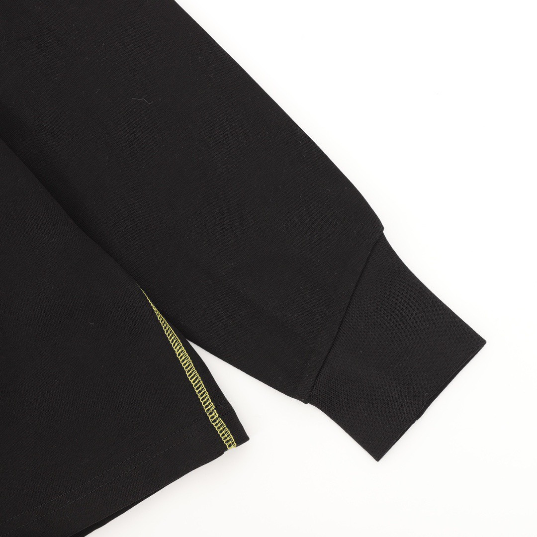 <p>ARC'TERYX 明线拼接印花圆领长袖(黑)</p>