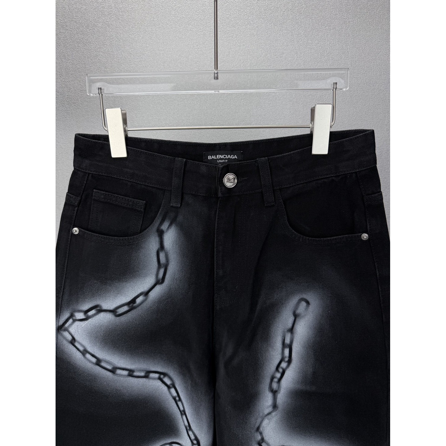 <p>Balenciaga 全身链条⛓️口袋字母情侣款水洗宽松牛仔裤</p>