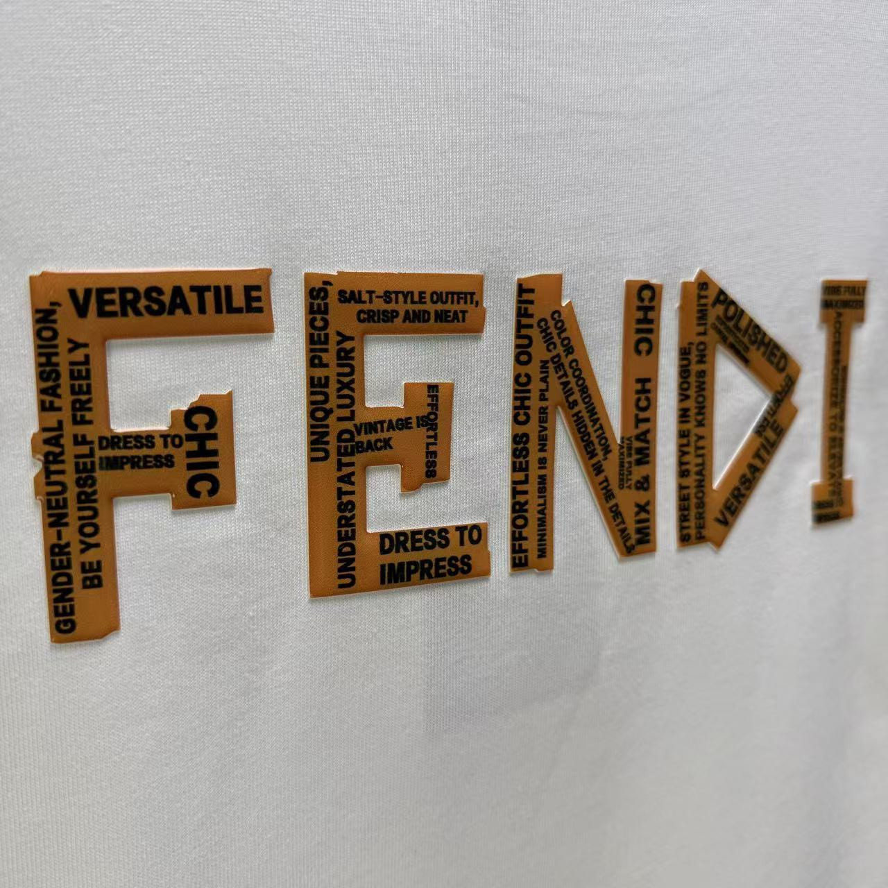<p>FENDI 短袖T恤(白)</p>