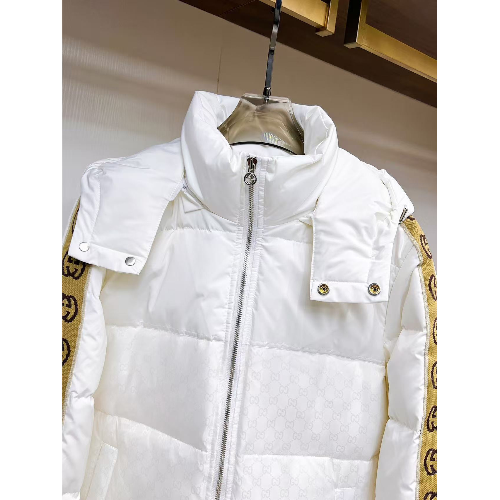 <p>GUCCI 秋冬新款羽绒服(白)&nbsp;</p>