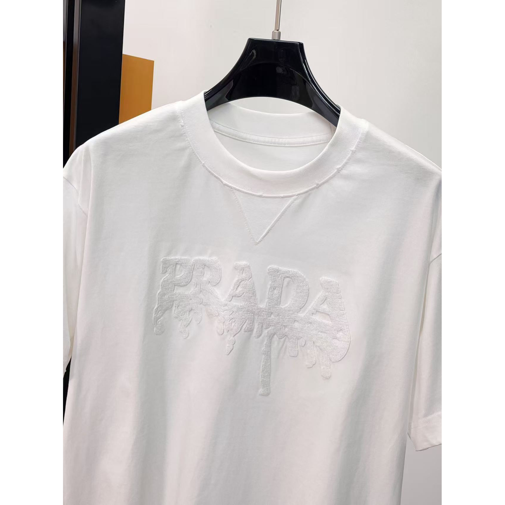 <p>PRADA 专柜新款短袖T恤(白)</p>