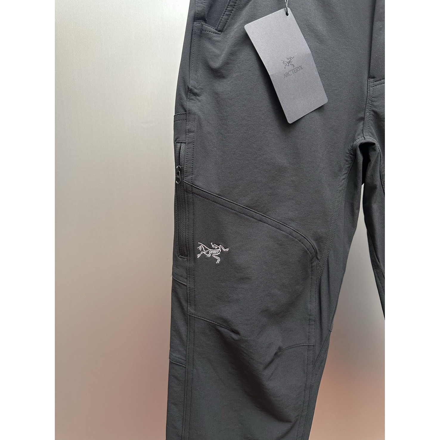 <p>ARC'TERYX 户外机能防风防泼水多口袋休闲长裤</p>