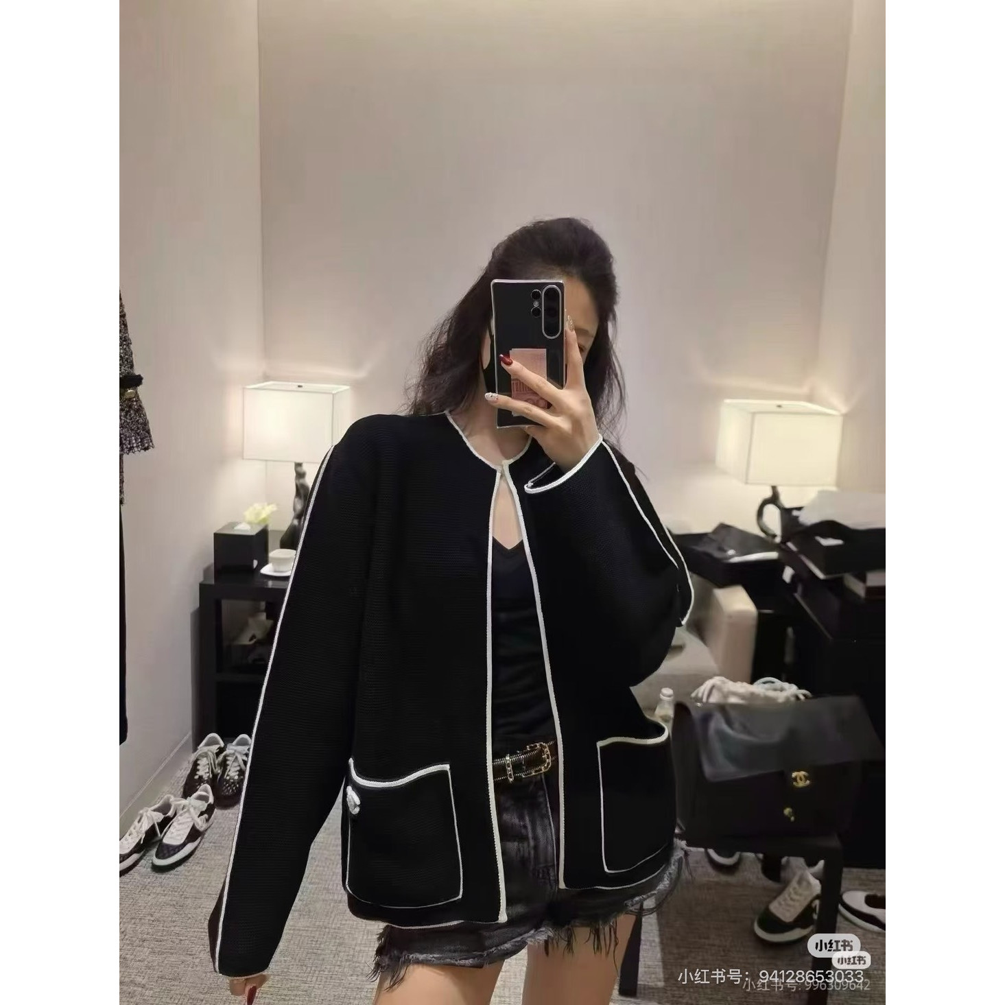 <p>Chanel 黑底米白滚边针织开衫</p>