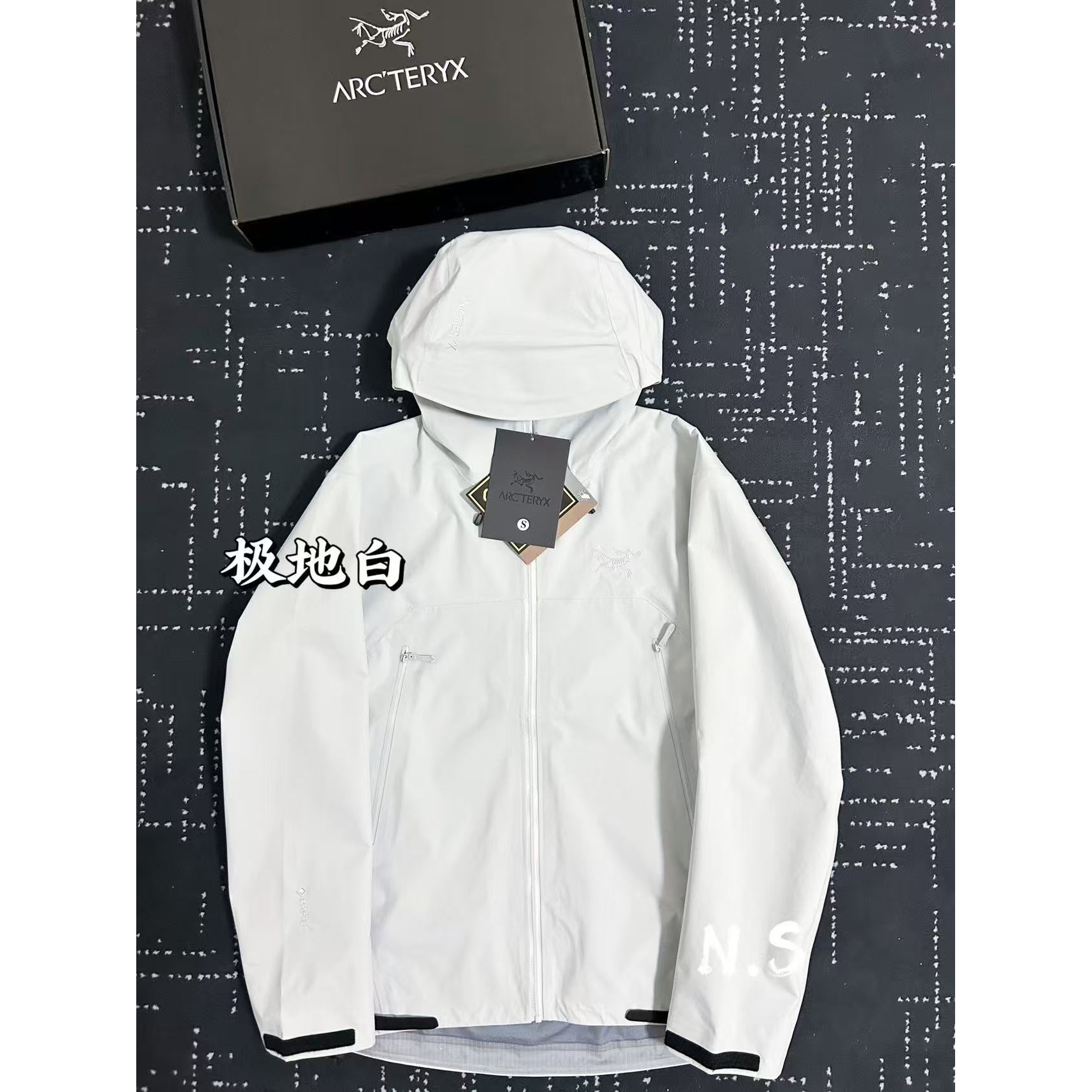 <p>Arc'teryx Beta系列 SL GORE-TEX 硬壳刺绣连帽防水防风透气冲锋衣(极地白)</p>