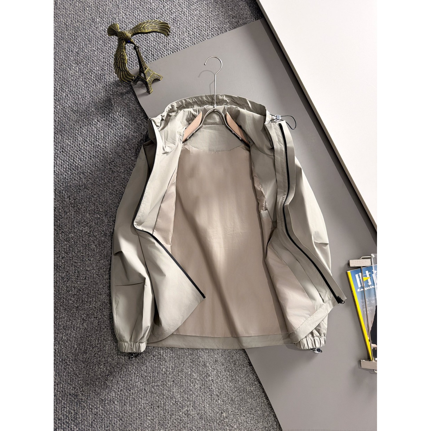 <p>DIOR&nbsp;最新款拉链风衣冲锋衣防水夹克外套</p>