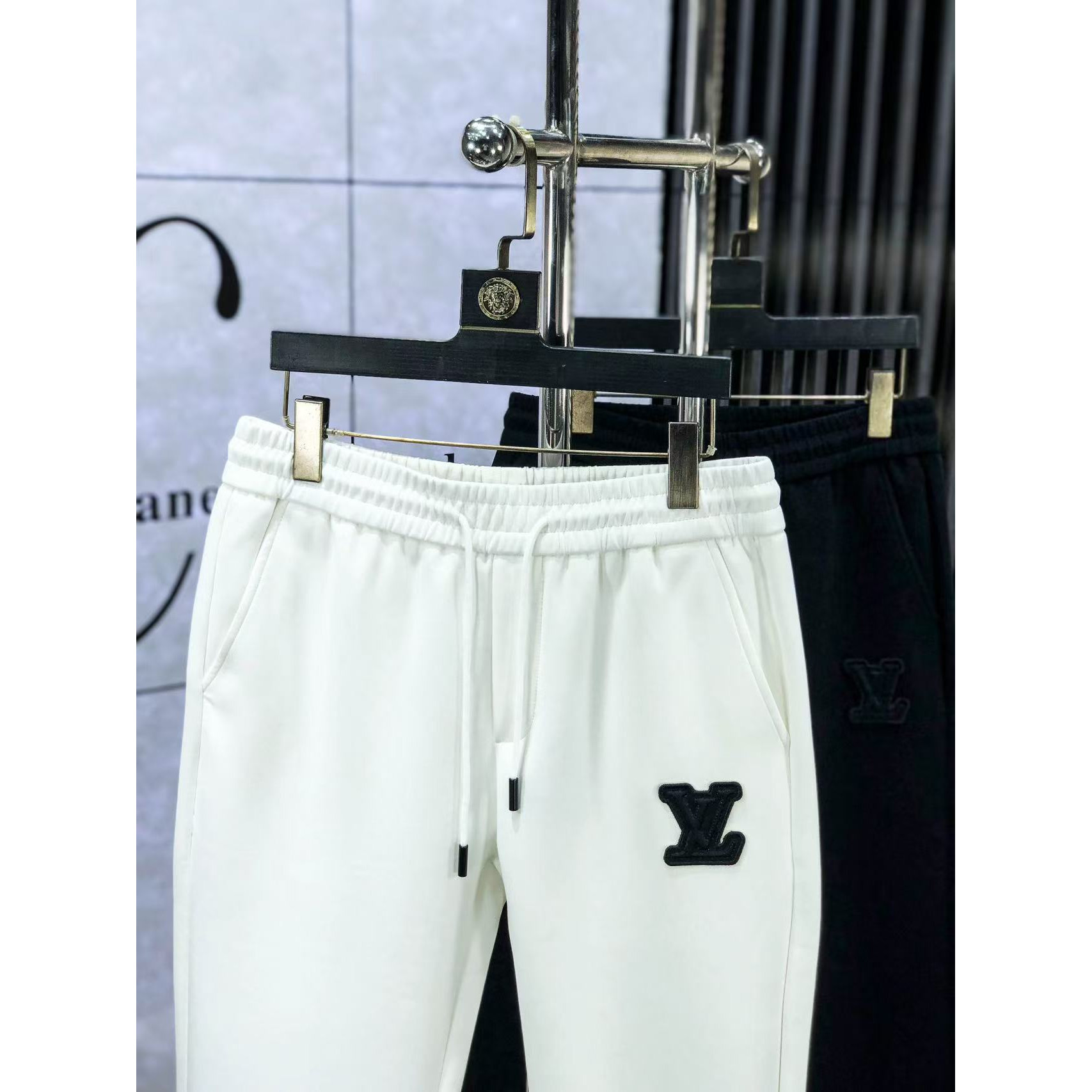 <p>LV&nbsp;高品质时尚休闲裤(782966)</p>
