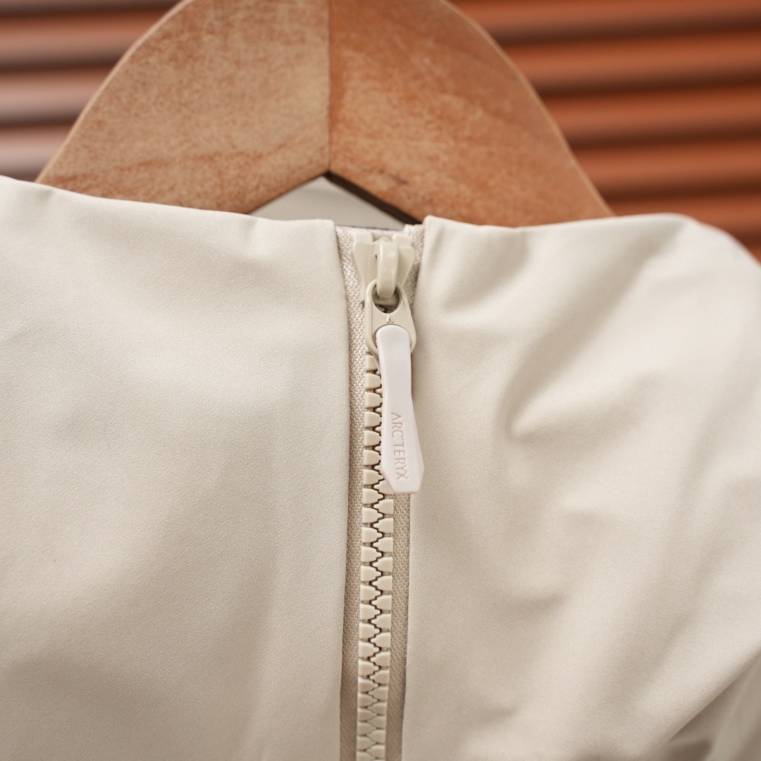 <p>ARC'TERYX &nbsp;BETA SV JACKET 增强防水防风连帽硬壳外套(卡其色)&nbsp;</p>