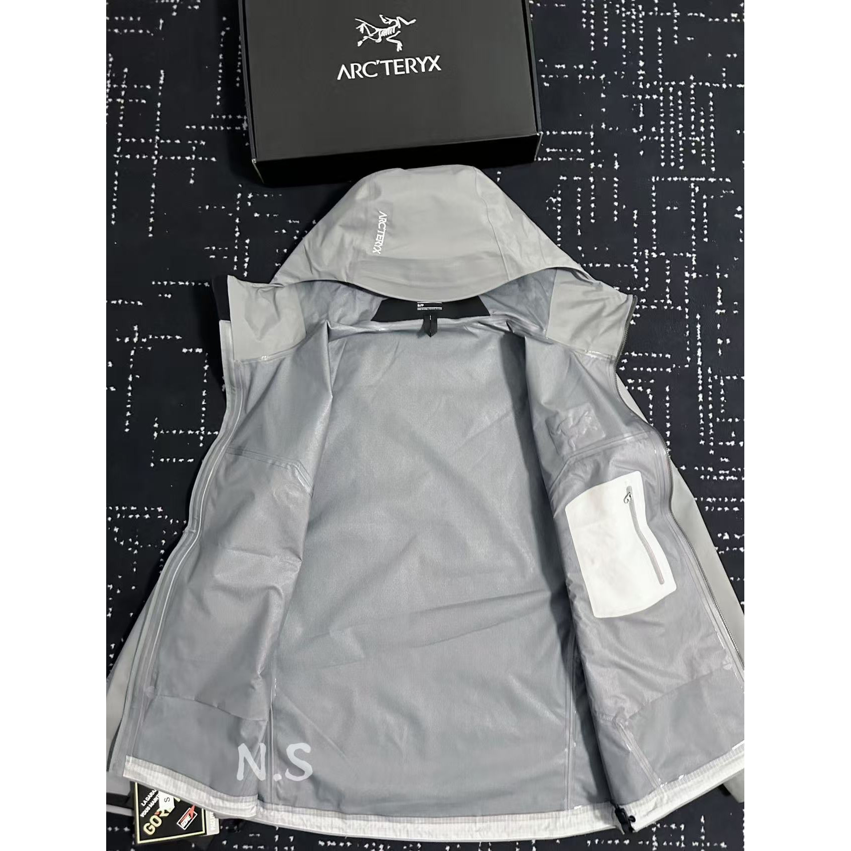 <p>Arc'teryx Beta系列 SL GORE-TEX 硬壳刺绣连帽防水防风透气冲锋衣 (空間灰)</p>