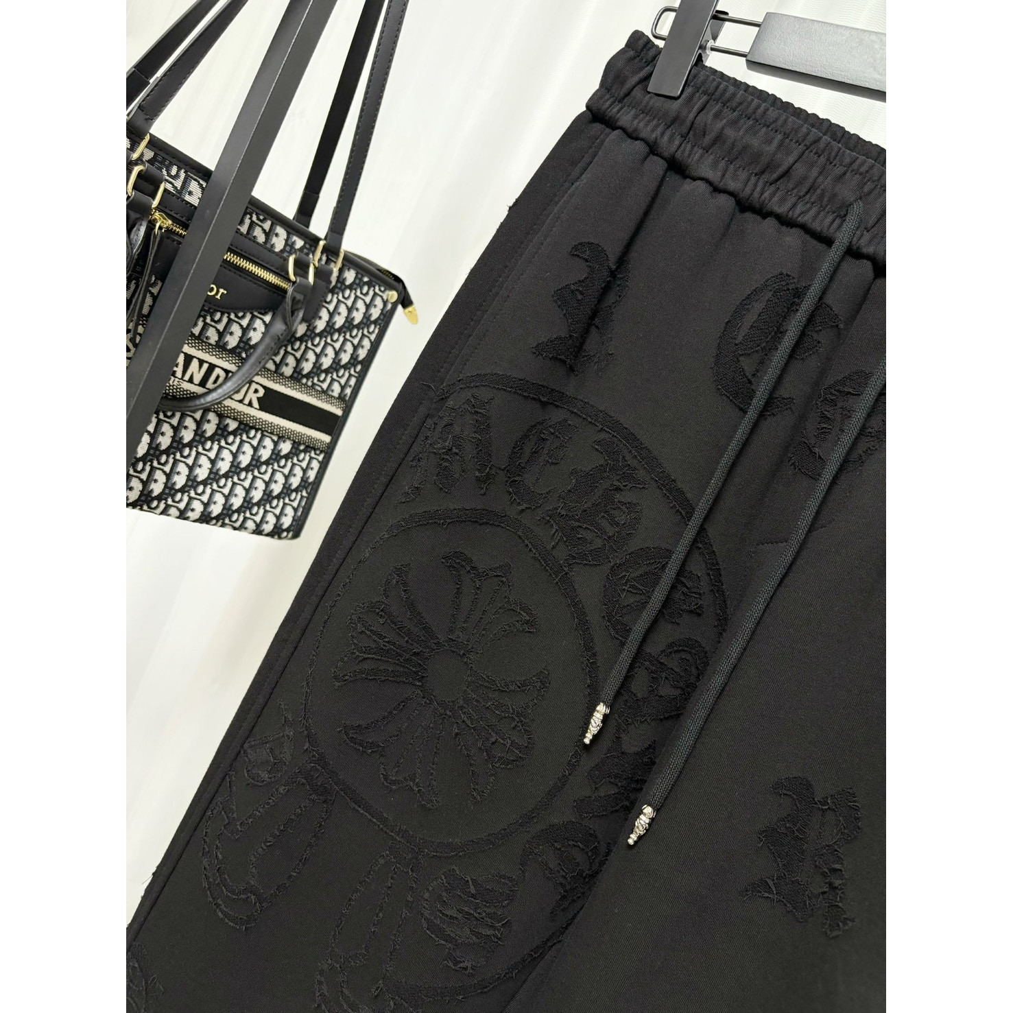 <p>&nbsp;Chrome Hearts 烧花工艺休闲长裤(黑)</p>