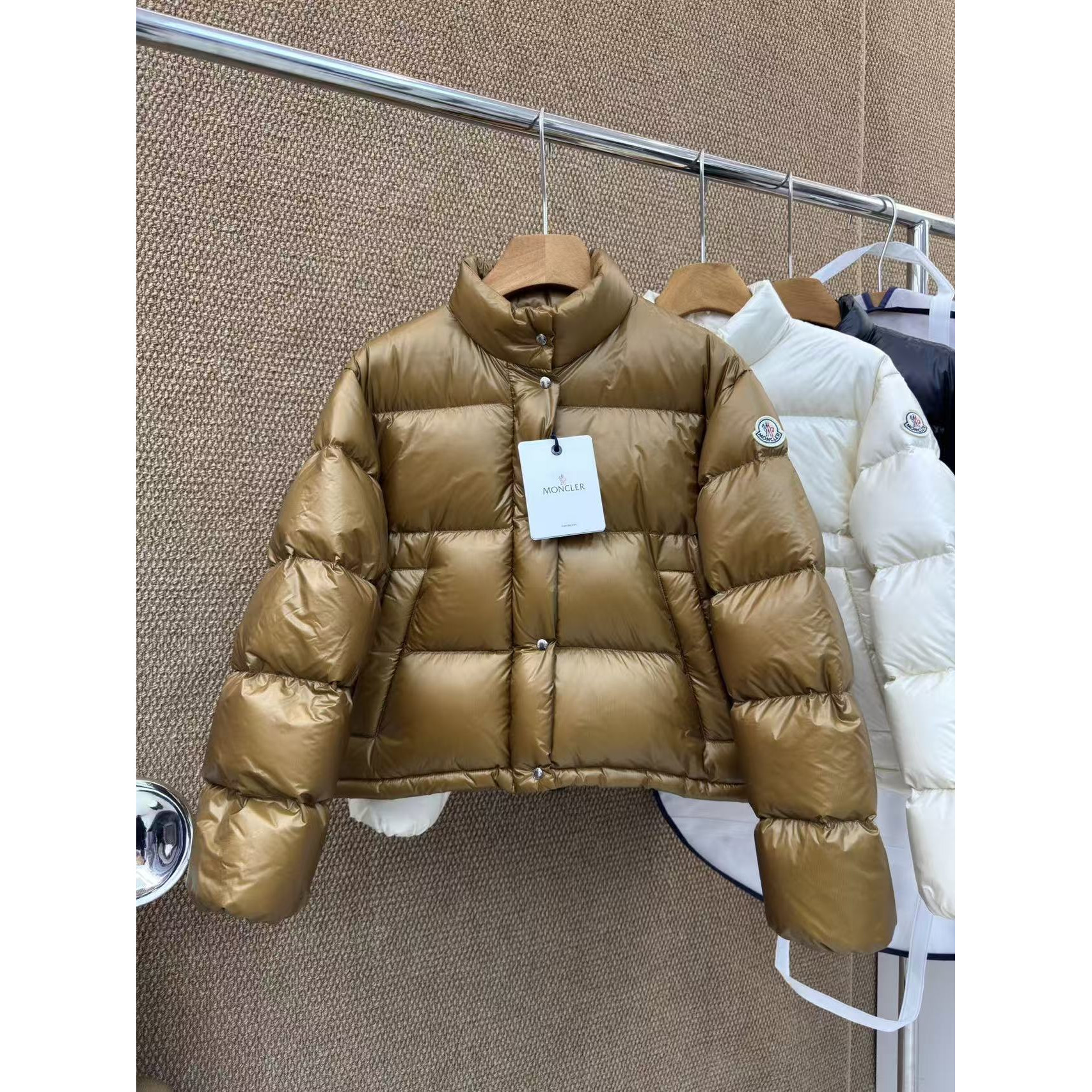 <p>Moncler Tepice女款短款小面包羽绒服(焦糖色)</p>