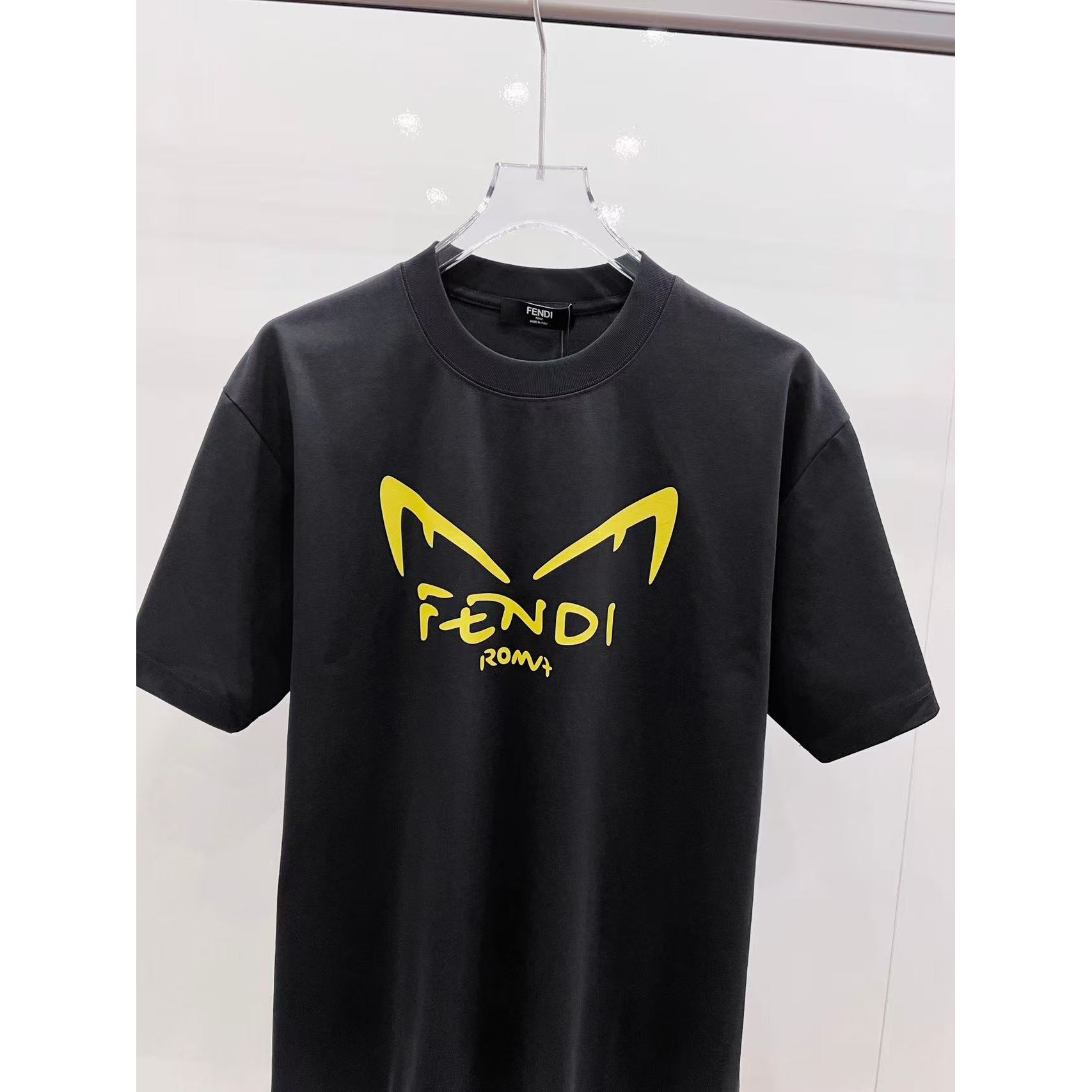 <p>FENDI 小怪兽眼睛字母印花短袖T恤(黑)&nbsp;</p>