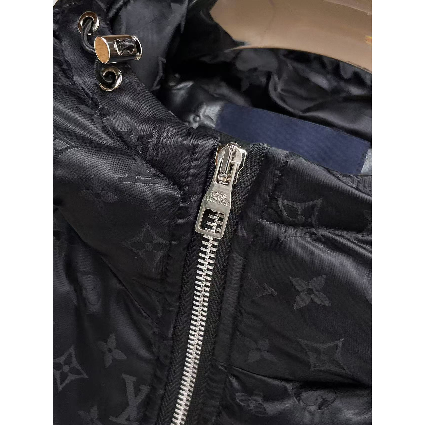 <p>LV 秋冬新款羽绒服(黑)</p>