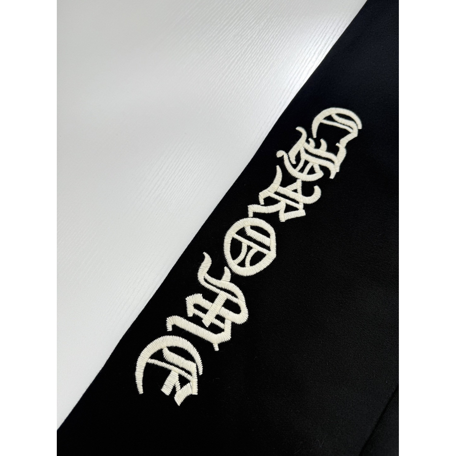 <p>CHROME HEARTS 梵文字母刺绣長裤</p>