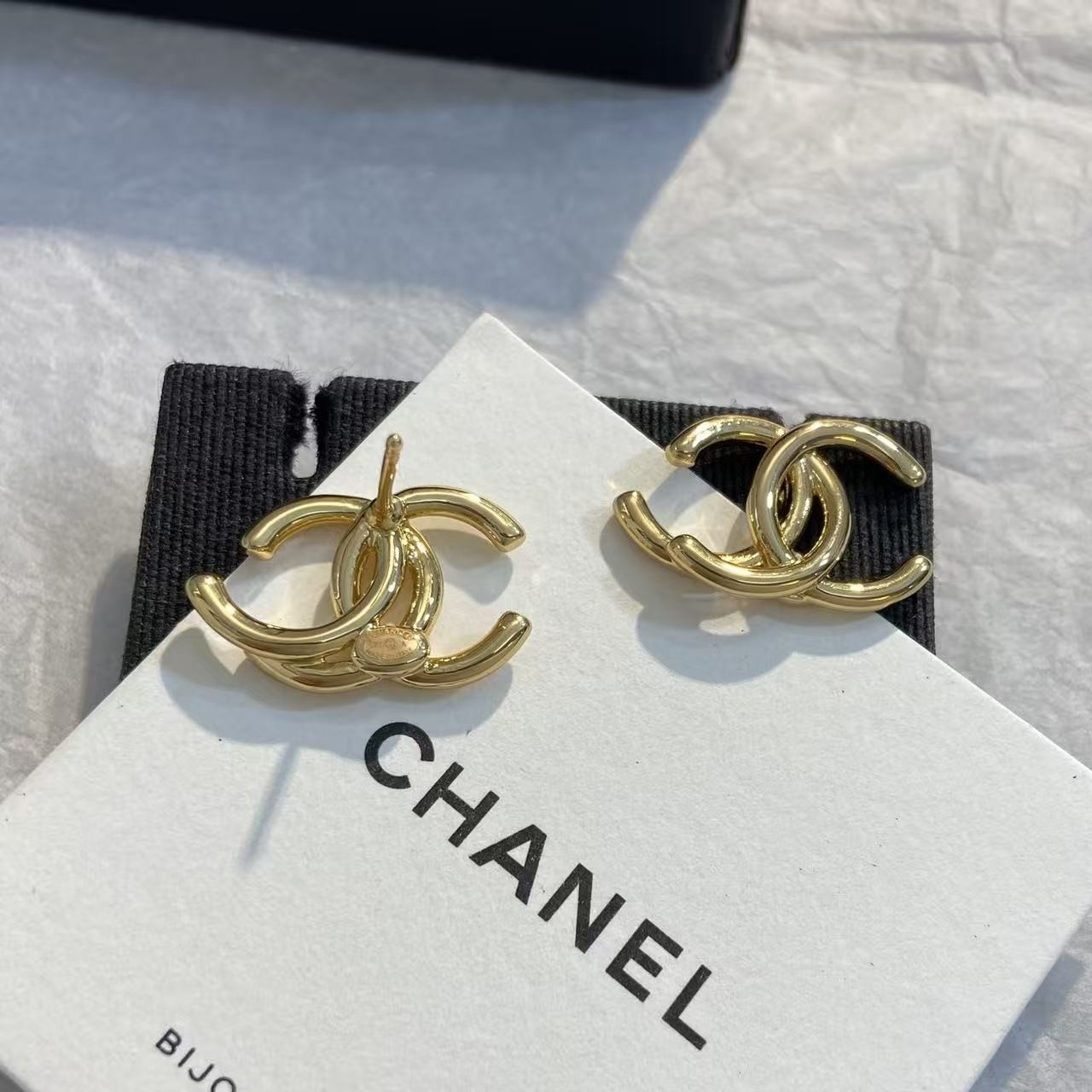 <p>CHANEL 重叠金c耳钉</p>