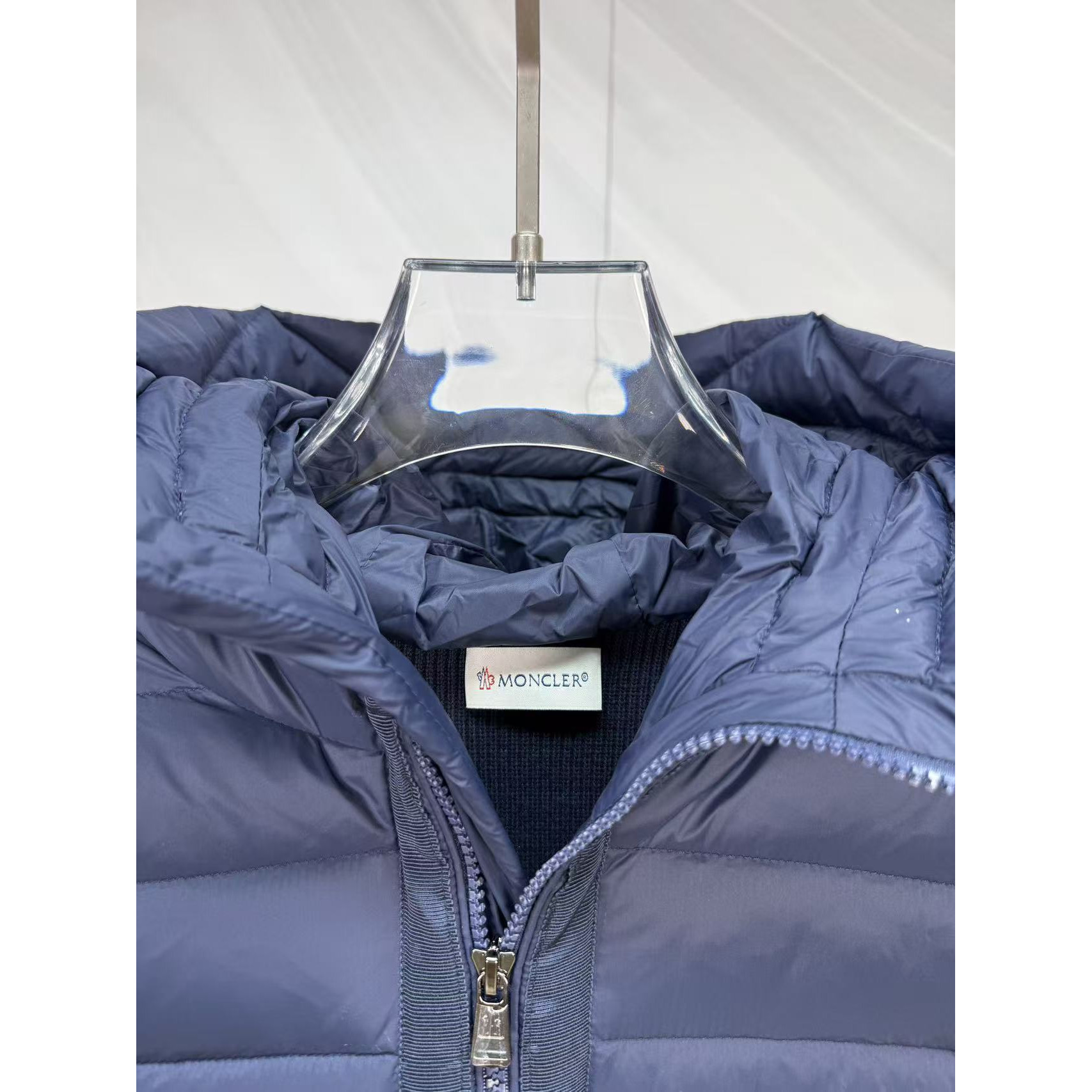 <p>Moncler 羊毛连帽针织男士羽绒服(藍)</p>