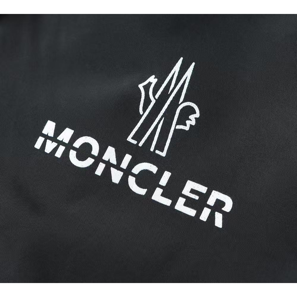 <p>MONCLER 男士夹克外套(800873)</p>