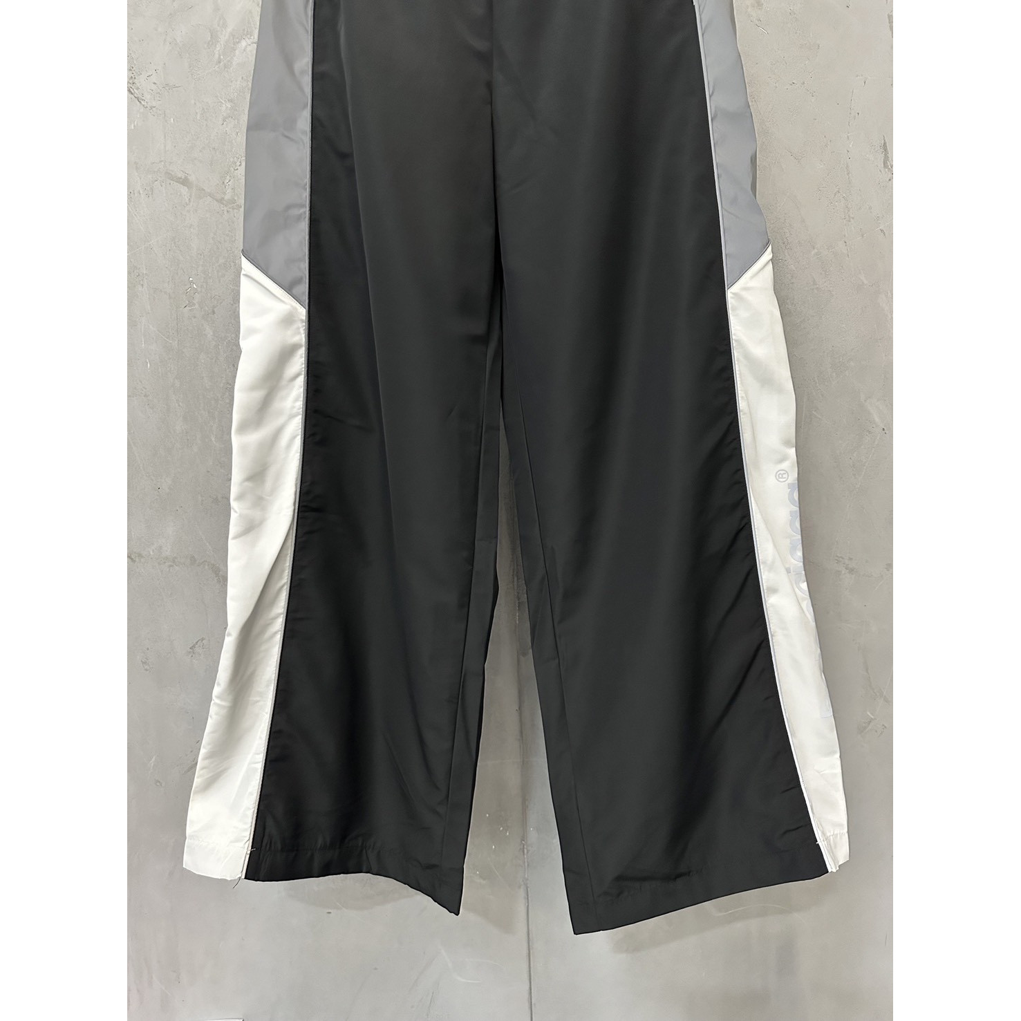 <p>Balenciaga BODIES拼色休闲运动冲锋裤</p>