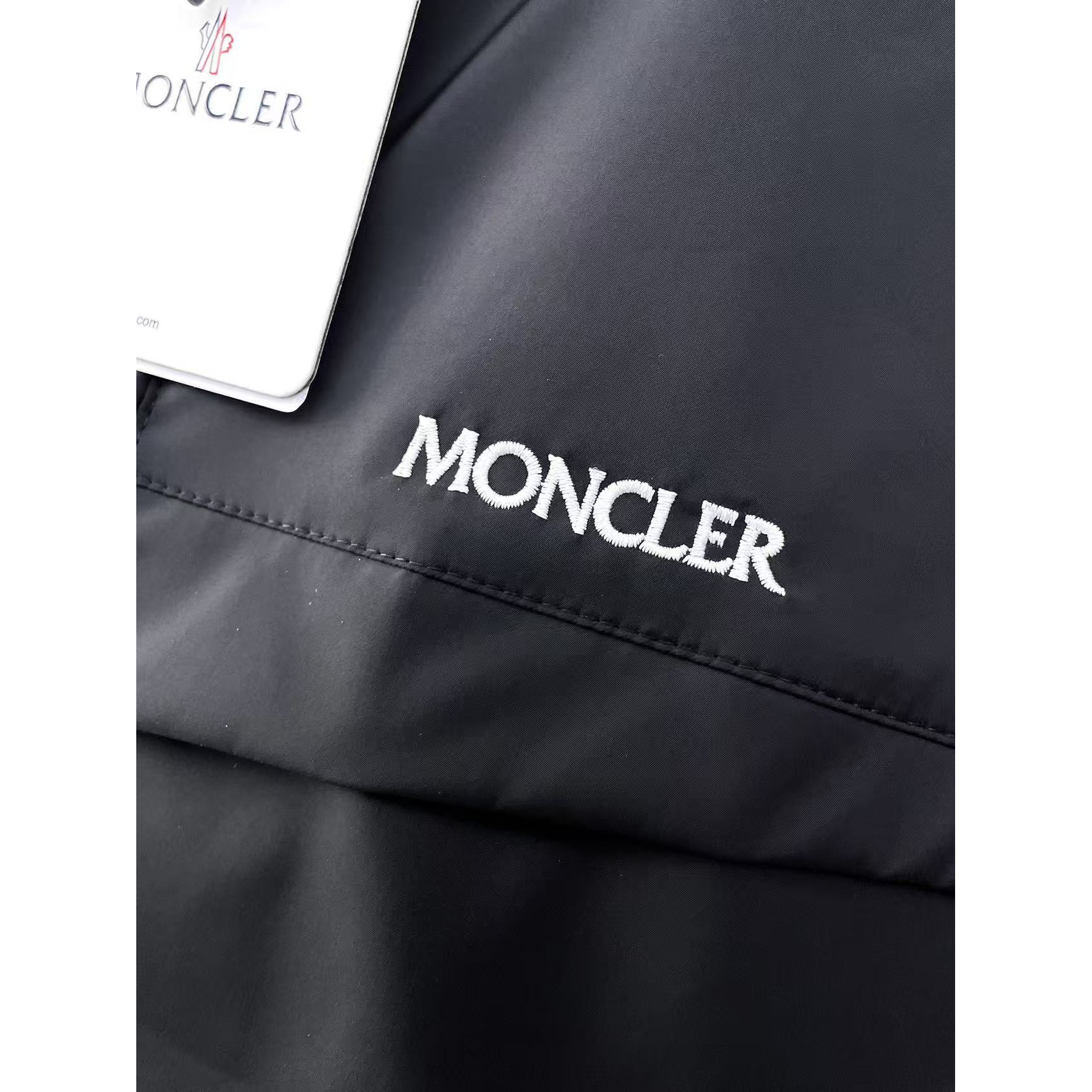 <p>MONCLER 时尚休闲夹克外套(黑)</p>