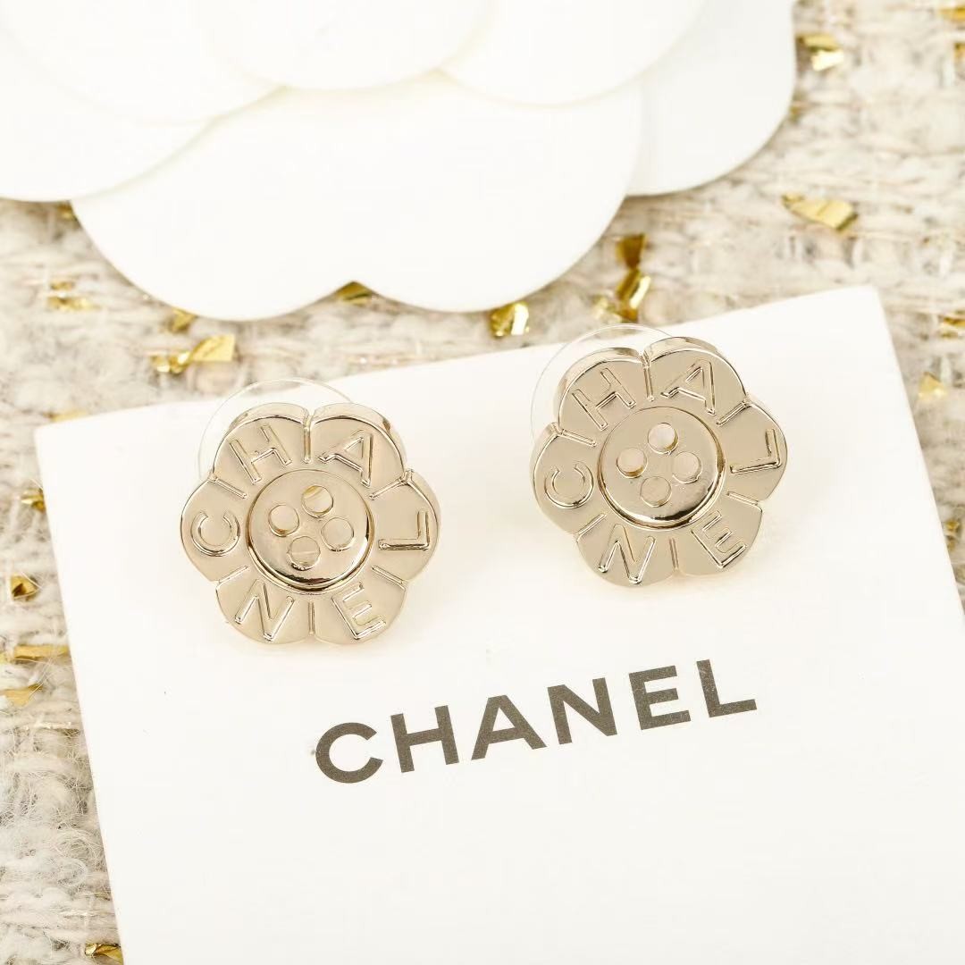 <p>CHANEL&nbsp;纽扣花朵耳钉</p>