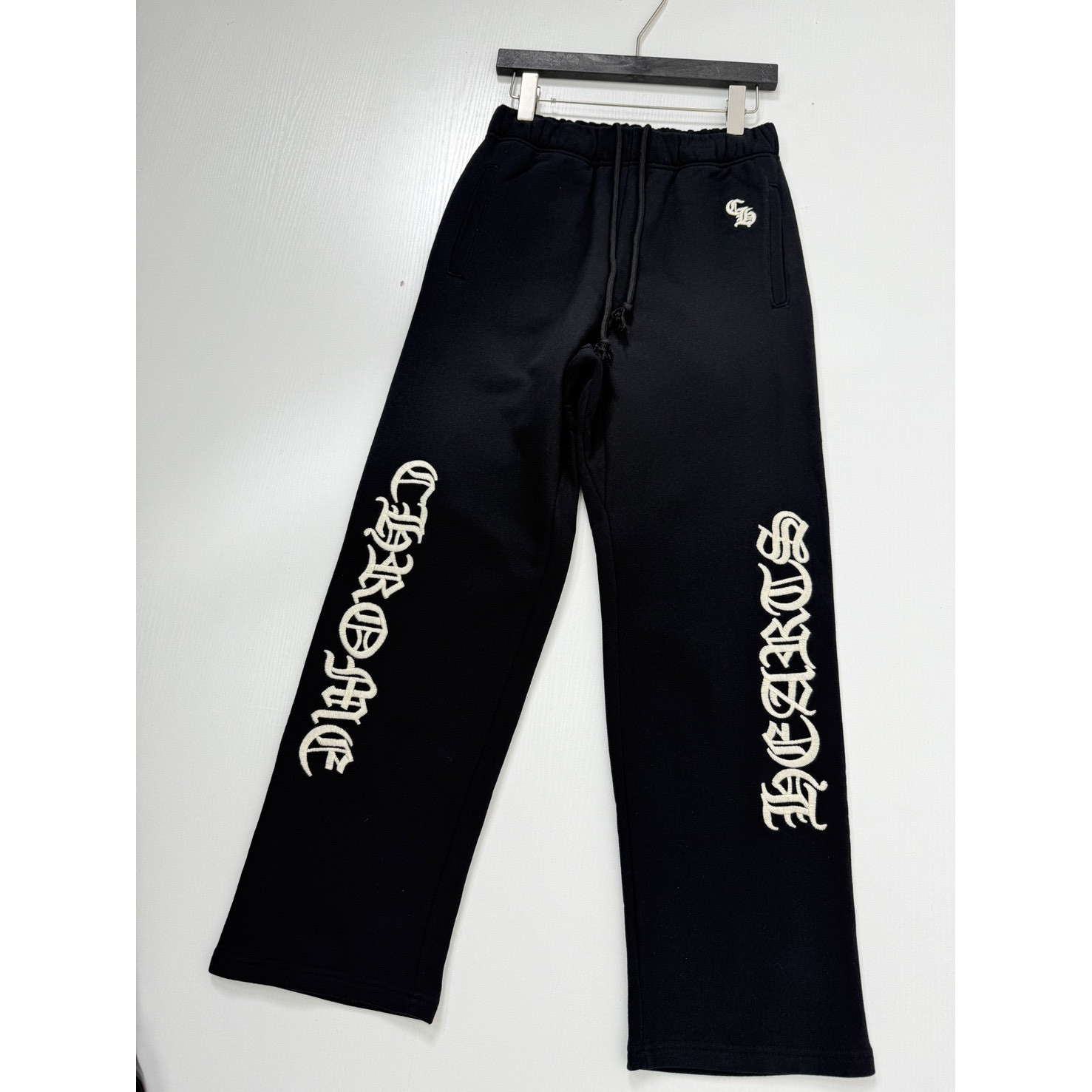<p>CHROME HEARTS 梵文字母刺绣長裤</p>