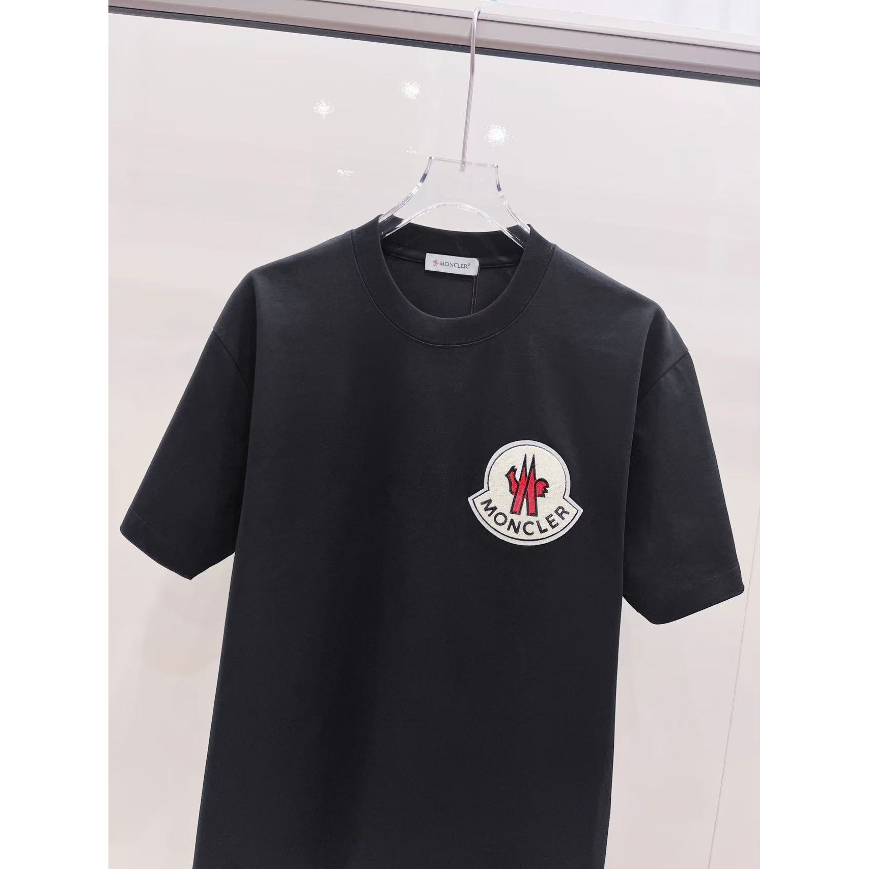 <p>MONCLER&nbsp;纯棉面料高端短袖(黑)</p>
