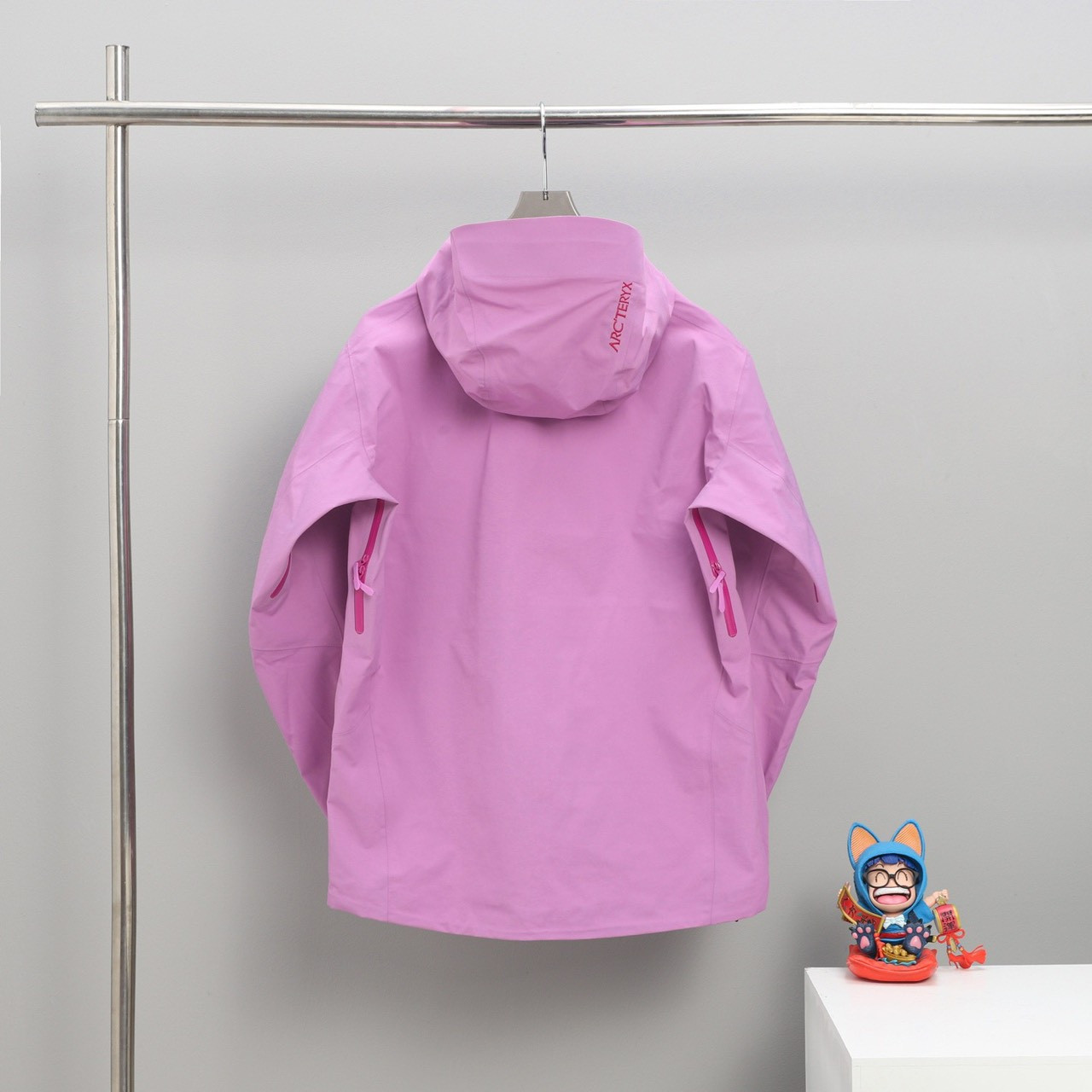 <p>Arc'teryx Bate SL 轻质透气连帽冲锋衣(粉)</p>