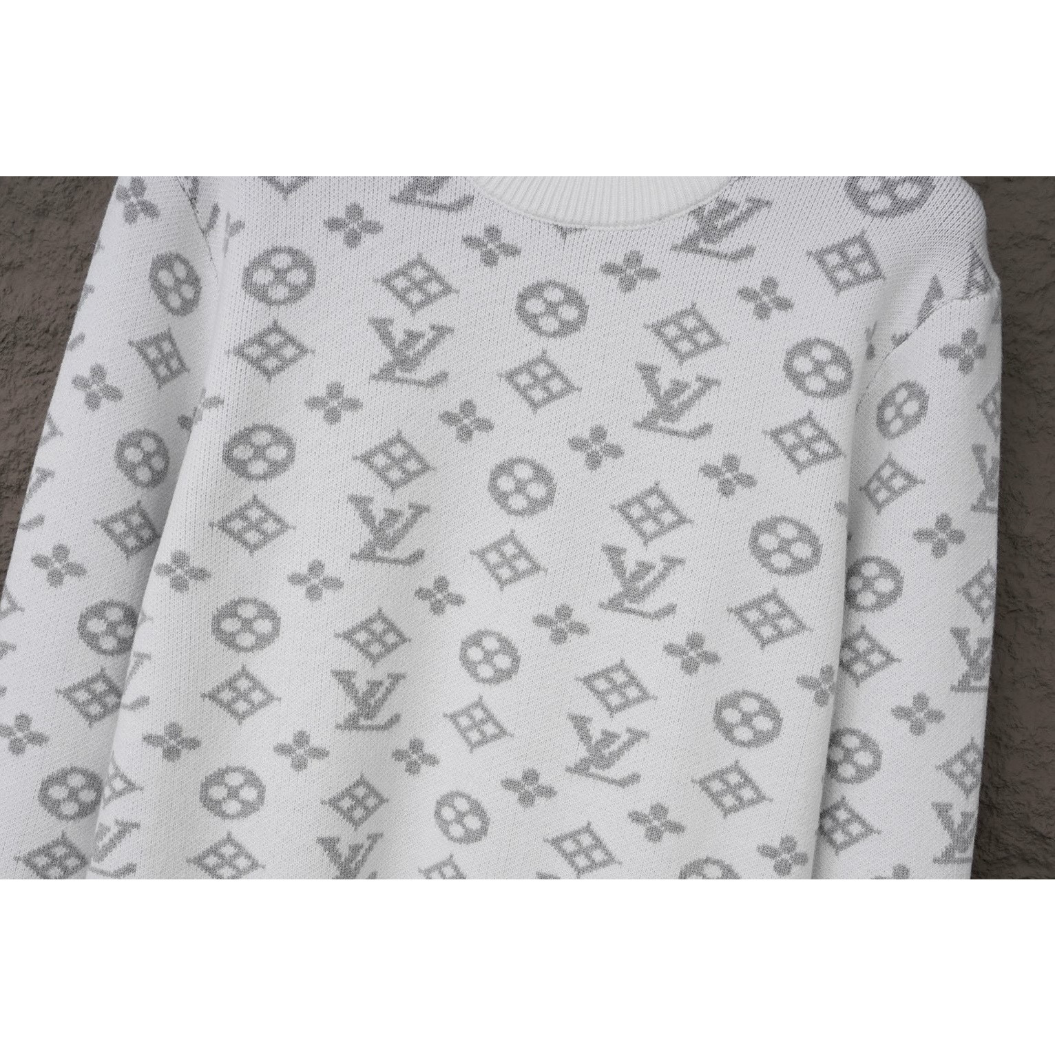 <p>LV 满身提花圆领羊毛</p>