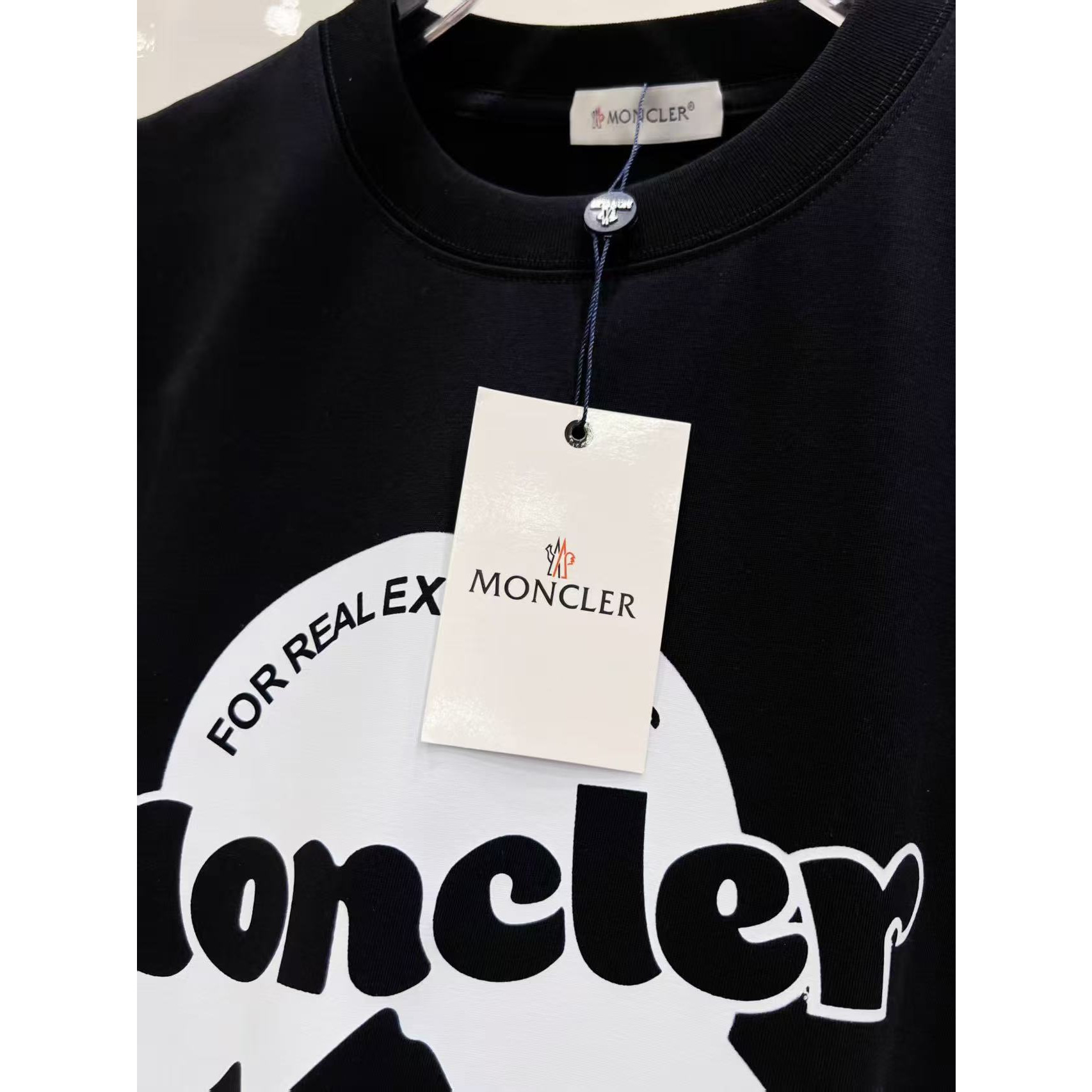 <p>MONCLER&nbsp;短袖圆领T恤(黑)</p>