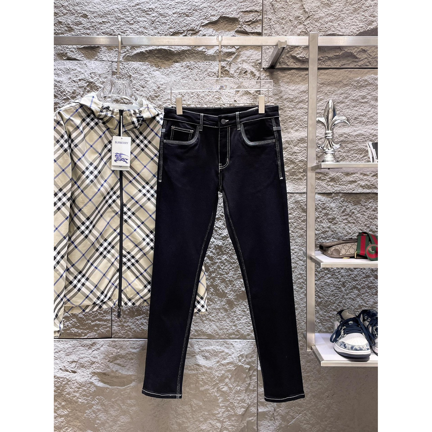 <p>LOEWE&nbsp;高端牛仔裤(黑)</p>