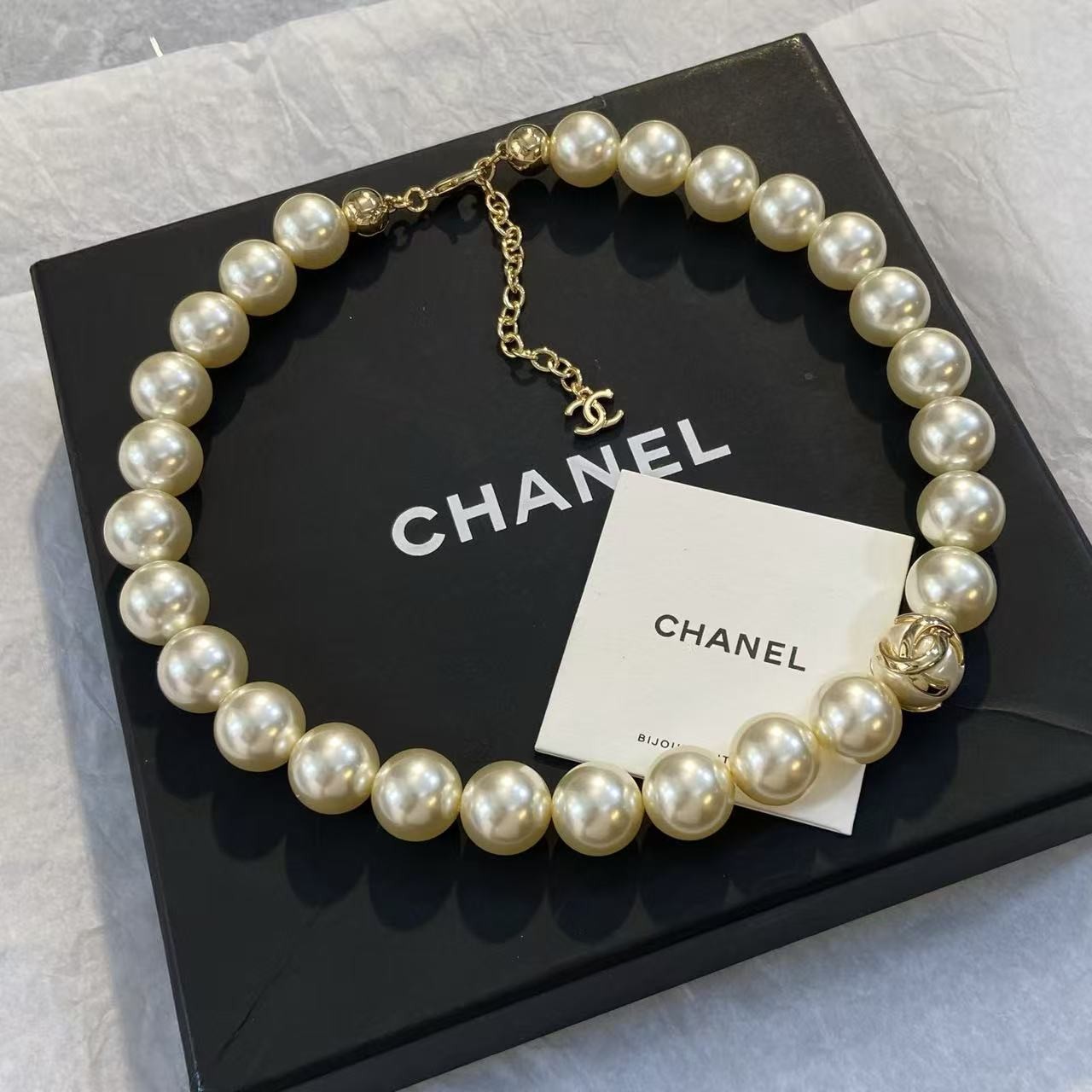 <p>CHANEL 抱珠吊金珠项链</p>