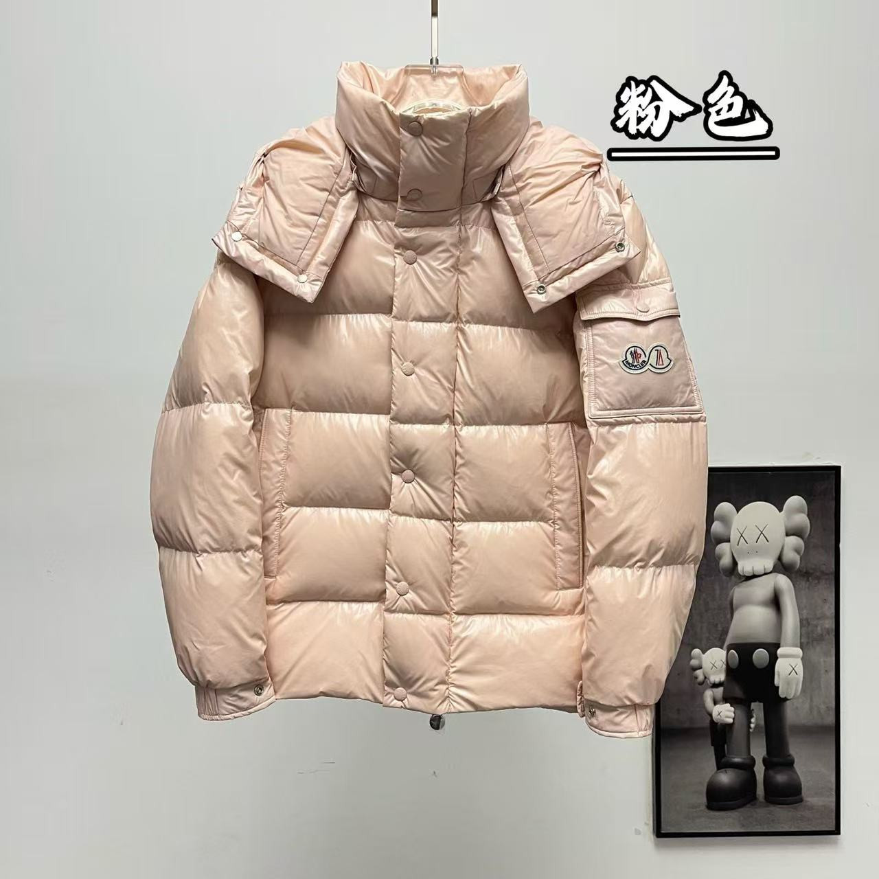 <p>Moncler 70周年双标连帽羽绒服(粉色)</p>
