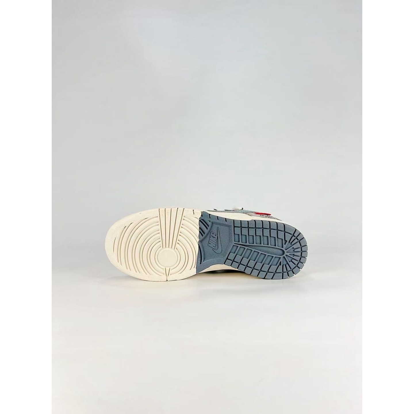 <p>NIKE DUNK SB LOW 白灰藍</p>