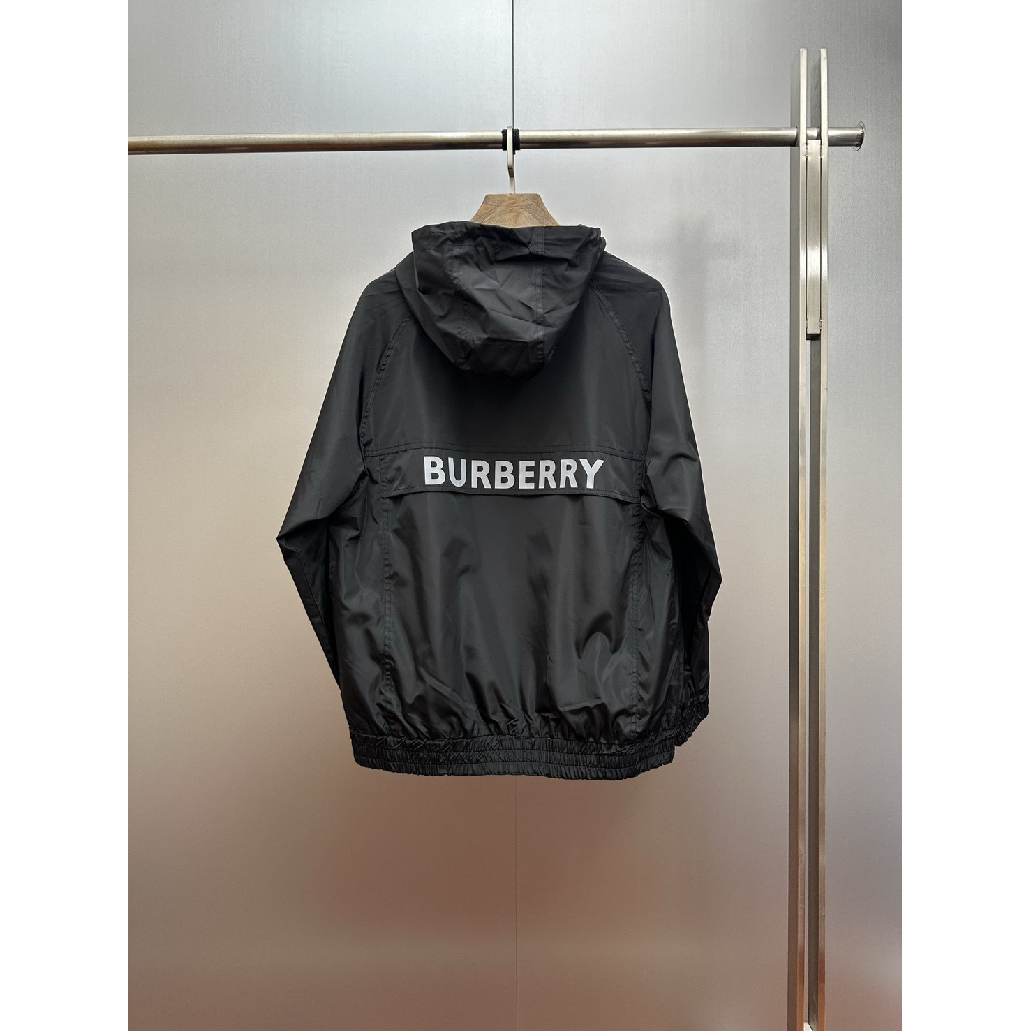 <p>Burberry 连帽防风外套(黑)</p>
