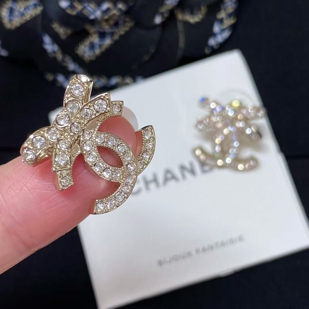 <p>CHANEL&nbsp;蝴蝶结双c耳钉</p>